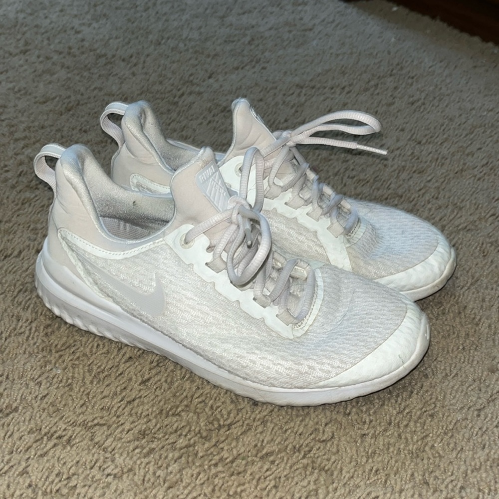 Women’s 8.5 nike shoes